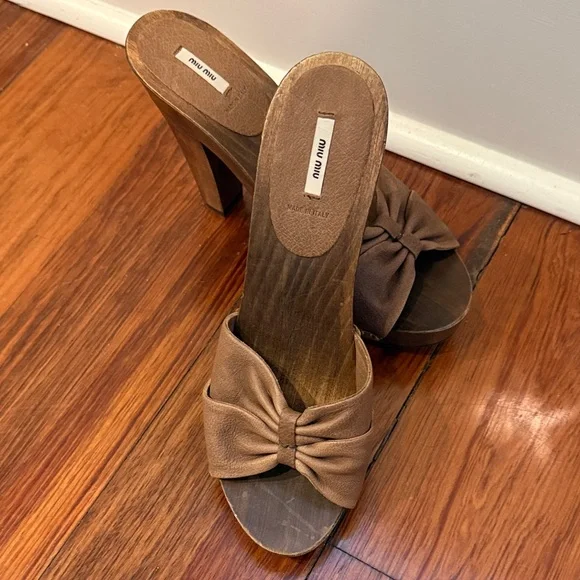 Miu Miu Tan Leather Bow Slide Clogs - Picture 2 of 4
